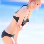 【写真特集】梶谷唯、夕日をバックに黒ビキニ姿で透明肌披露！＜近代麻雀水着祭2022＞