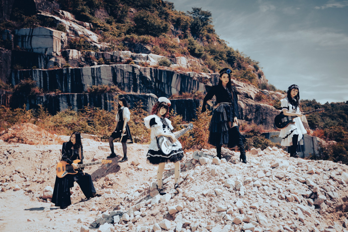 BAND-MAID、新作EPジャケット＆Jimmy Ming Shum撮り下ろしソロ写真公開