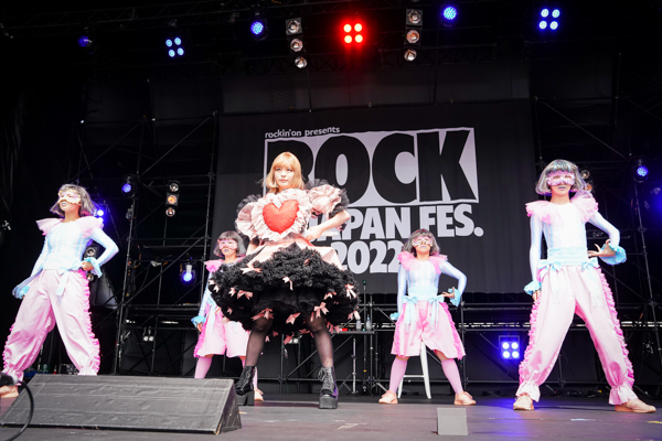 【ライブレポート】きゃりーぱみゅぱみゅが重低音ゴリゴリのロックなステージを披露＜ROCK IN JAPAN FESTIVAL 2022＞