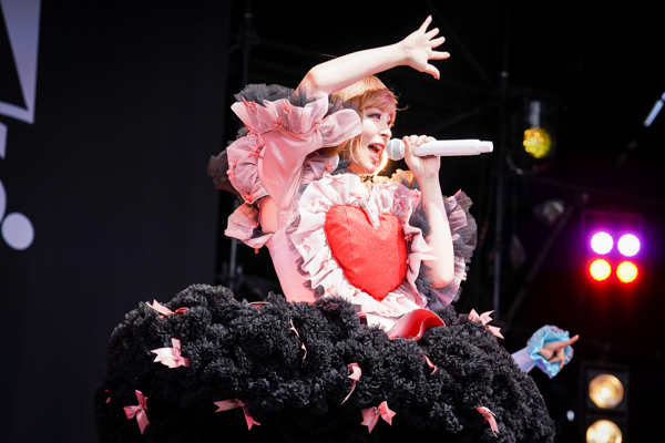 【ライブレポート】きゃりーぱみゅぱみゅが重低音ゴリゴリのロックなステージを披露＜ROCK IN JAPAN FESTIVAL 2022＞