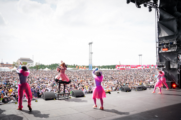 【ライブレポート】きゃりーぱみゅぱみゅが重低音ゴリゴリのロックなステージを披露＜ROCK IN JAPAN FESTIVAL 2022＞