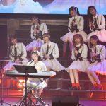 NGT48・古舘葵、『ぎこちない通学電車』を弾き語り！同期に見守られたほっこりステージを届ける
