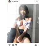 日向葵衣、濡れシャツ脱いで美谷間あらわに！フェチ感強めな制服ショットに歓喜の声