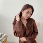黒木ひかり、黄色ワンピースから胸元チラリ
