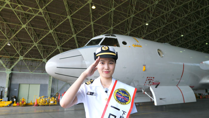 2021ミスユニバーシティ吉田三莉さん、海上自衛隊 下総航空基地で一日広報大使に就任