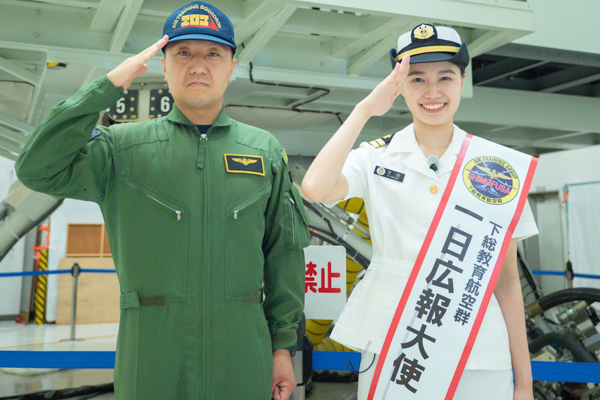 2021ミスユニバーシティ吉田三莉さん、海上自衛隊 下総航空基地で一日広報大使に就任