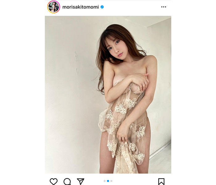 森咲智美、シースルードレスと「手ブラ」で美ボディあらわに！