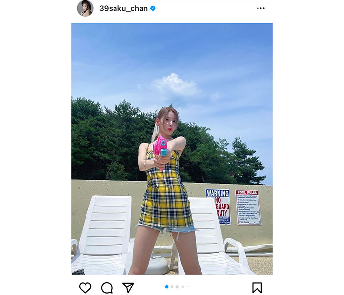 宮脇咲良、ミニ丈ワンピースから美脚披露！「今年の夏はとても楽しかった」