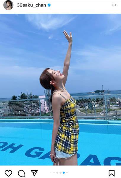 宮脇咲良、ミニ丈ワンピースから美脚披露！「今年の夏はとても楽しかった」