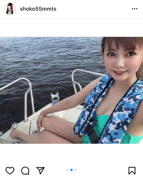 中川翔子、胸元＆美脚見せの水着姿でクルージング！