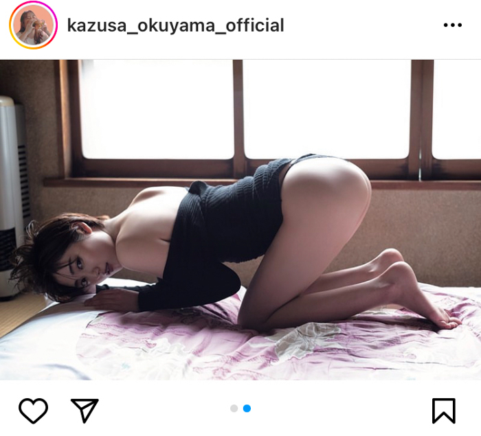 奥山かずさ、美尻突き出す妖艶セクシーなグラビアショット公開