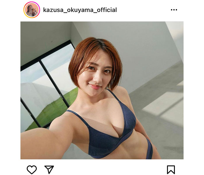 奥山かずさ、ビキニ姿の自撮りで魅せる美谷間＆腹筋美ボディ！