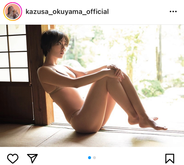 奥山かずさ、美尻突き出す妖艶セクシーなグラビアショット公開