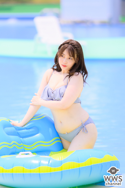 【写真特集】璃乃（KNUoNEW）、プールではしゃぎながら濡れボディを大胆披露！＜近代麻雀水着祭2022＞