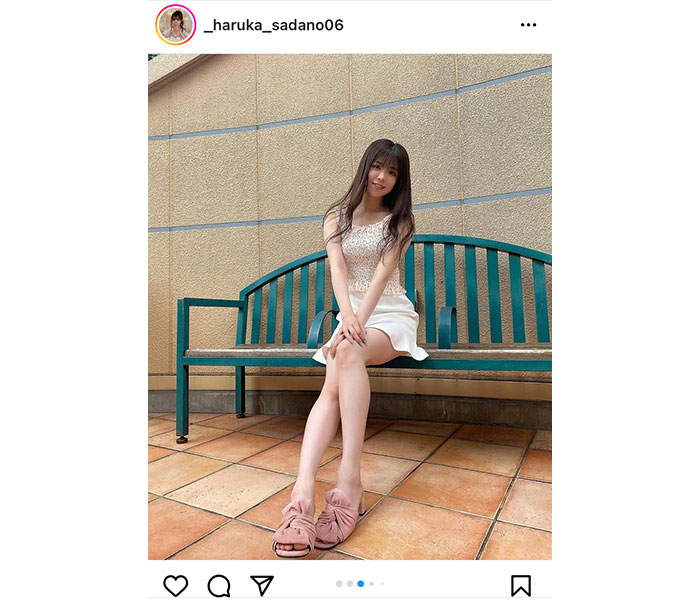 NMB48・貞野遥香、ベンチに座って生脚披露！「スタイル良すぎ」「この全身コーデは反則」