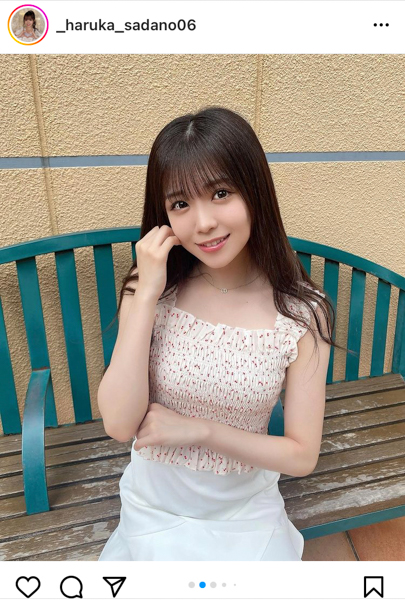NMB48・貞野遥香、ベンチに座って生脚披露！「スタイル良すぎ」「この全身コーデは反則」