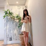NMB48・貞野遥香、ベンチに座って生脚披露！「スタイル良すぎ」「この全身コーデは反則」