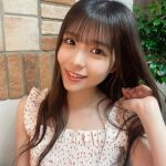 NMB48・貞野遥香、ベンチに座って生脚披露！「スタイル良すぎ」「この全身コーデは反則」