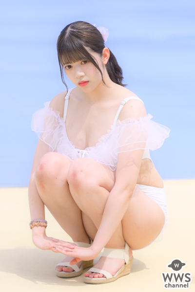 【写真特集】寺田すず（ハープスター）、フリル付きの白ワンピビキニで魅せる透明ボディ＜近代麻雀水着祭2022＞