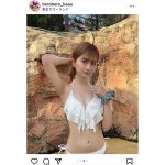 佐藤かれん、フリル付きの白ビキニでくびれライン披露！