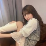 佐藤かれん、美脚投げ出しのお気に入りポーズで太もも披露！
