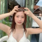佐藤かれん、フリル付きの白ビキニでくびれライン披露！