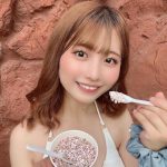 佐藤かれん、フリル付きの白ビキニでくびれライン披露！