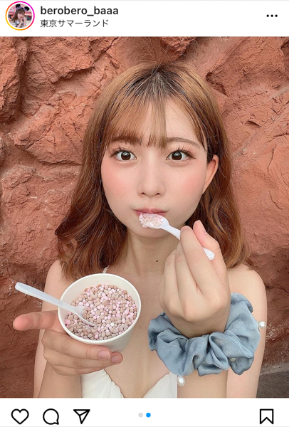 佐藤かれん、フリル付きの白ビキニでくびれライン披露！