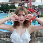 佐藤かれん、フリル付きの白ビキニでくびれライン披露！