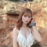 佐藤かれん、フリル付きの白ビキニでくびれライン披露！