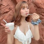 佐藤かれん、フリル付きの白ビキニでくびれライン披露！