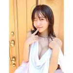 #2i2・天羽希純、ふっくら美谷間に引き寄せられるウインクショットで悩殺