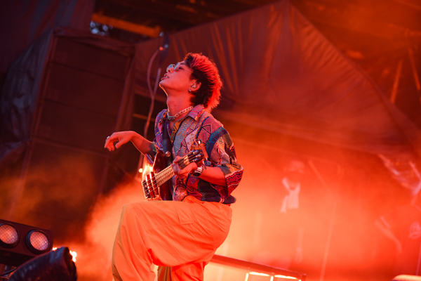 【ライブレポート】THE ORAL CIGARETTESのステージにHYDE登場！GRASS STAGEで大はしゃぎ？＜ROCK IN JAPAN FESTIVAL 2022＞