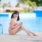 【写真特集 14枚】高坂琴水（キプリスモルホォ）、夕方のプールでヘルシーボディ＆脚線美をエモーショナルに届ける＜近代麻雀水着祭2022＞