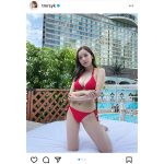 都丸紗也華、真っ赤なビキニで際立つ美バスト＆透明ボディ