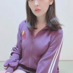 上坂すみれ、楽屋で愛用の芋ジャージから生脚披露！
