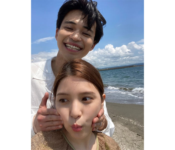 【わた婚】中田圭祐、川島海荷のほっぺを『ぷにっ』！海岸でのラブラブデートショットとともに呼びかけ「ぜひ最後まで見届けてください！」