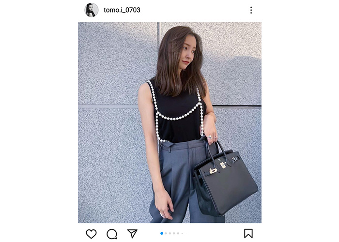 板野友美、肌見せノースリーブとパールサスペンダーの私服ショットを公開！