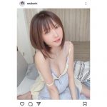 えなこ「ohayo～」、ベッドで美谷間あらわに無防備な寝起きショット公開！