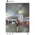 宮脇咲良、ほっそりお腹と超ミニスカで美脚を大胆披露！