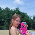 宮脇咲良、キャミ＆超ショーパンで大胆な生脚ショット公開！