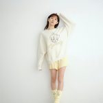 渡辺美優紀、ルームウェアで谷間チラリな誘惑ショット披露！