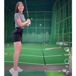 藤澤響花、タイトな超ミニスカゴルフウェアで抜群ヒップラインを披露！