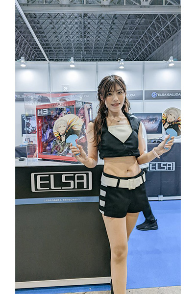 レースクイーン・Reina+World、へそ出し超ミニ丈コスチュームで東京ゲームショウ2022に登場！