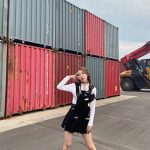 宮脇咲良、ほっそりお腹と超ミニスカで美脚を大胆披露！