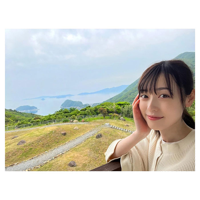 今秋朝ドラ『舞いあがれ!』福原遥、連なる山々や海バックに微笑む姿を披露