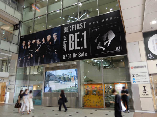 BE:FIRST、全国5都市に『BE:1』特大ビジュアルが登場