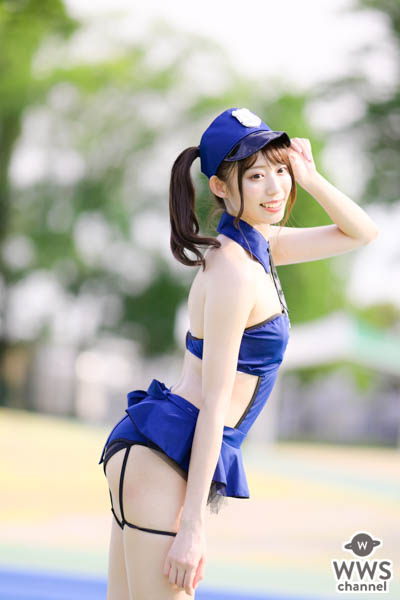 【写真特集】山岸奈津美（虹色の飛行少女）、肌見せポリス衣装で圧巻の脚線美見せつけ！＜近代麻雀水着祭2022＞