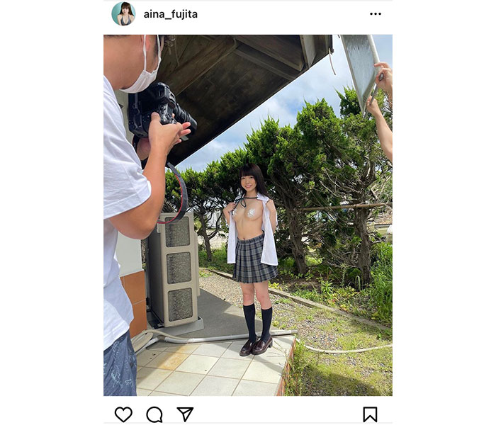 藤田あいな、制服シャツ全開で美バスト＆くびれラインあらわに