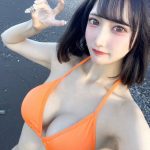 恋星める、オレンジビキニからまんまるバストを披露！